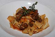 Pappardelle mit Hirschragout und Kastanien (©Foto:Martin Schmitz)